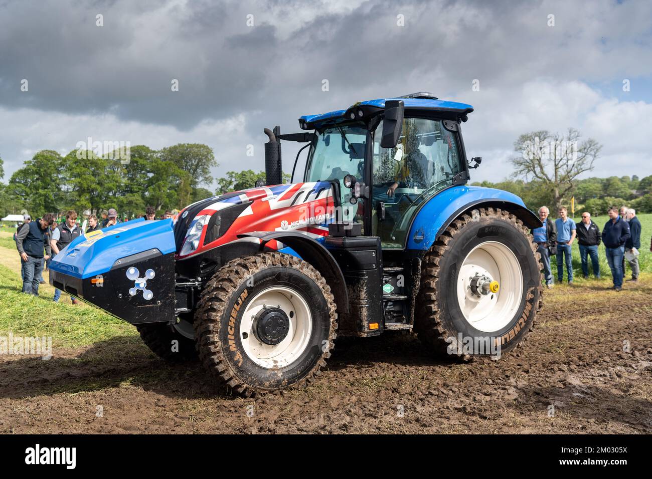 Mit Methan betriebener New Holland-Traktor auf einer landwirtschaftlichen Ausstellung in Dumfries, Großbritannien. Stockfoto