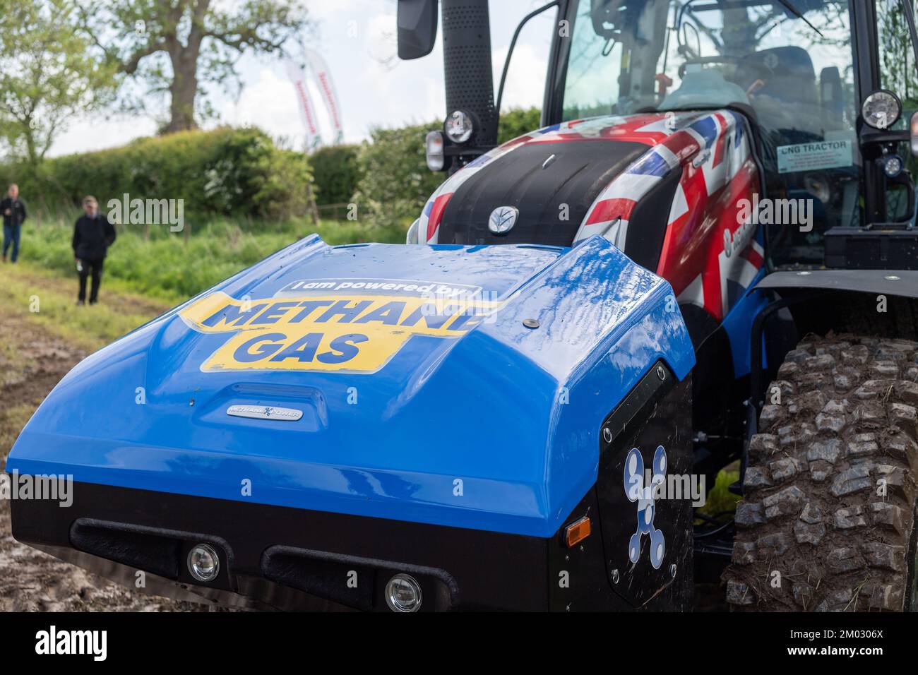 Wasserstoffbetriebener New Holland-Traktor auf einer landwirtschaftlichen Ausstellung in Dumfries, Großbritannien. Stockfoto