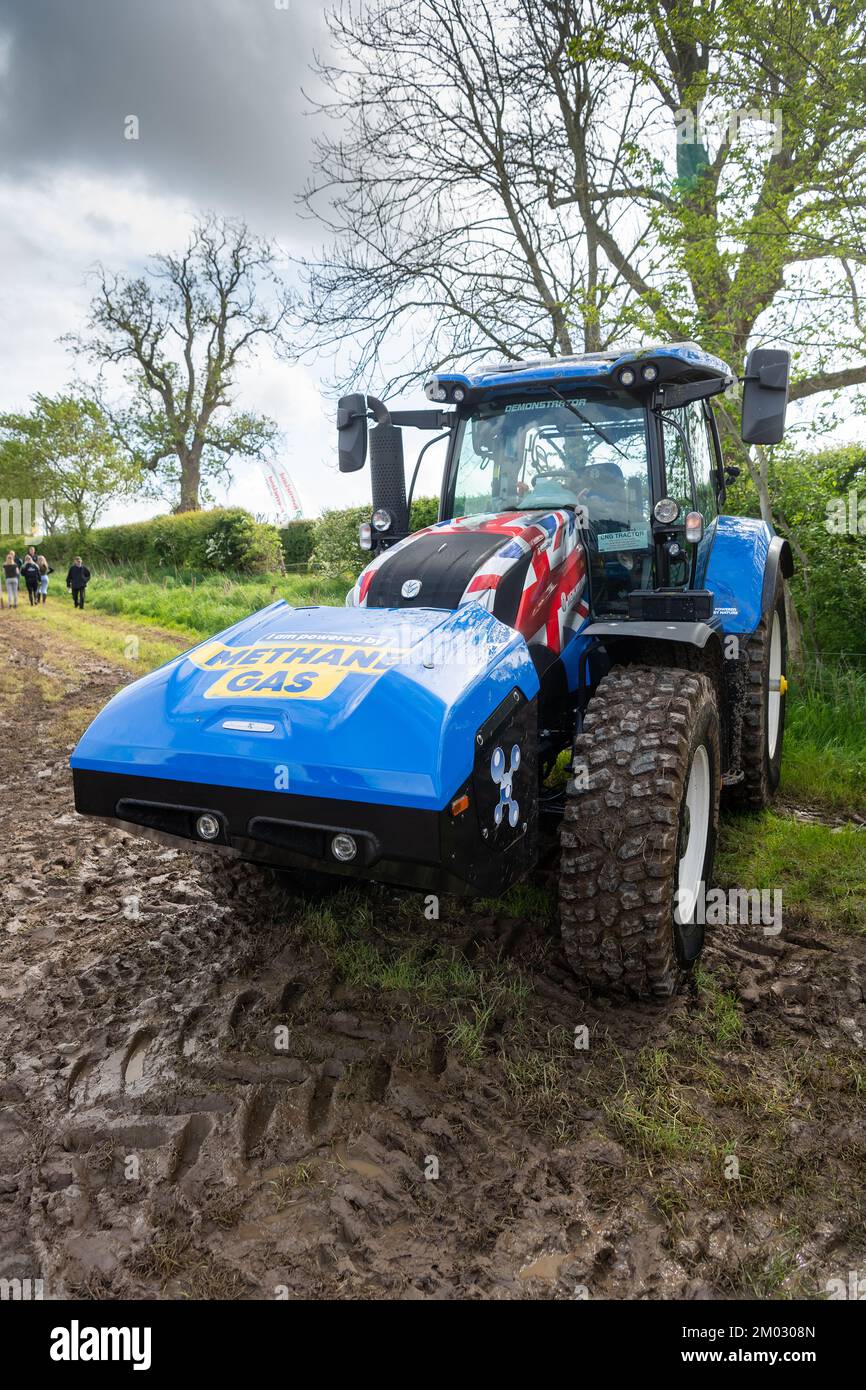 Wasserstoffbetriebener New Holland-Traktor auf einer landwirtschaftlichen Ausstellung in Dumfries, Großbritannien. Stockfoto