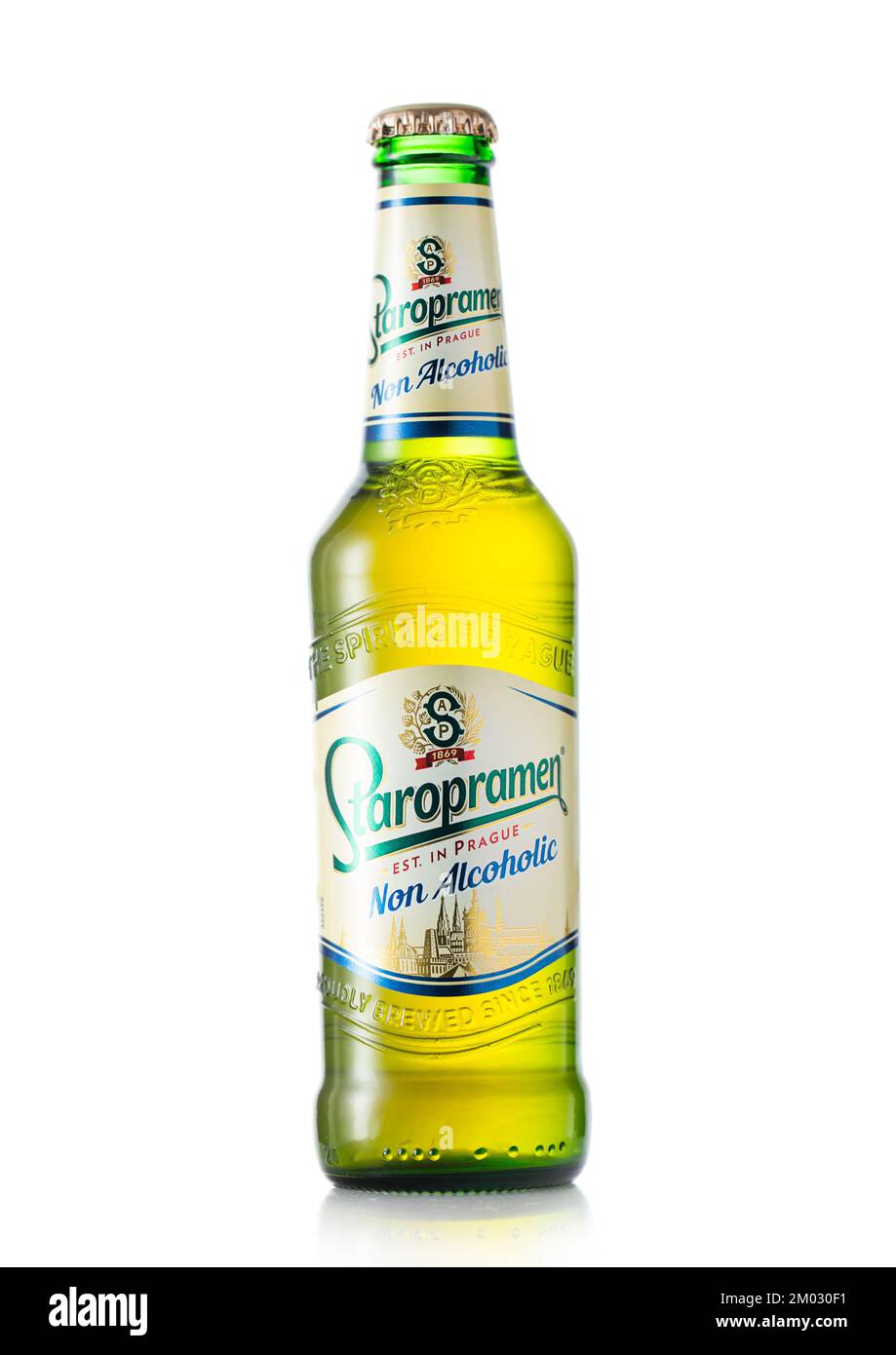 LONDON, Großbritannien - 15. JUNI 2022: Flasche Staropramen alkoholfreies Bier aus tschechien. Auf Weiß. Stockfoto