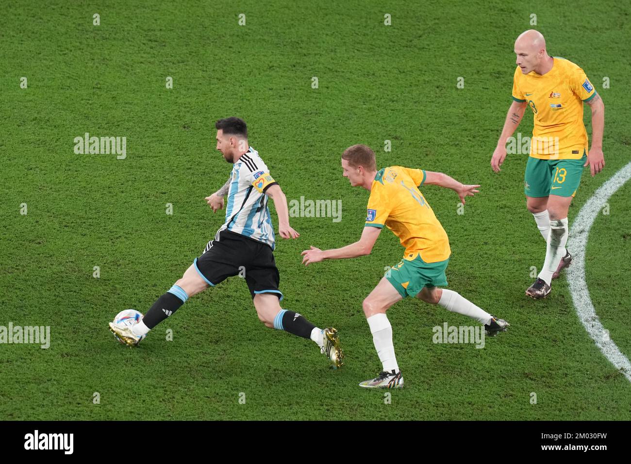 Argentiniens Lionel Messi (links) und Australiens Kye Rowles (Mitte) kämpfen während des Spiels der FIFA-Weltmeisterschaft 16 um den Ball im Ahmad bin Ali Stadium in Al Rayyan, Katar. Foto: Samstag, 3. Dezember 2022. Stockfoto