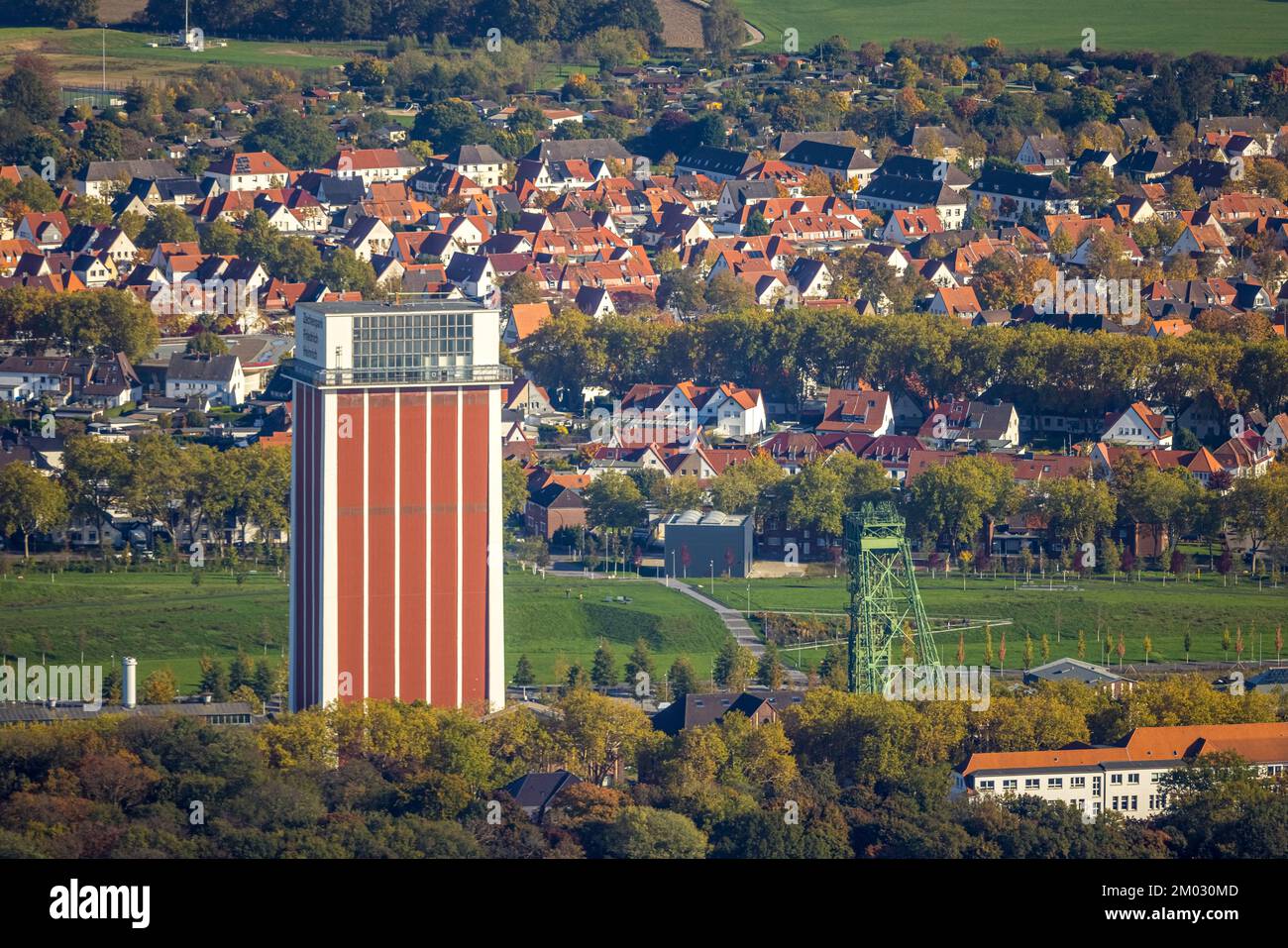 Luftbild, Zechenpark Naherholungsgebiet, ehemaliges RAG Bergwerk West, Zeche Friedrich Heinrich, Zechenturm Großer Fritz, Förderturm, Lintfort, Kamp-L Stockfoto