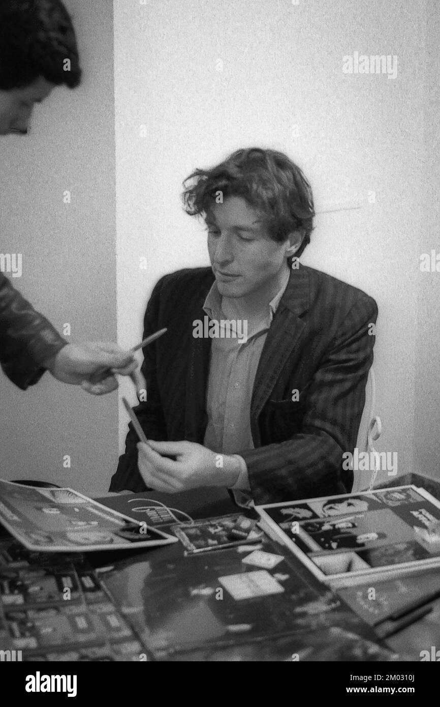 Berry Sakharof und Rami Fortis von Foreign Affair, die vor ihrem Konzert im französischen Brest im Jahr 1990 Rekorde für Fans unterzeichnen und befördern Stockfoto