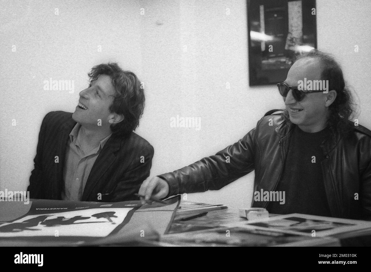 Berry Sakharof und Rami Fortis von Foreign Affair, die vor ihrem Konzert im französischen Brest im Jahr 1990 Rekorde für Fans unterzeichnen und befördern Stockfoto