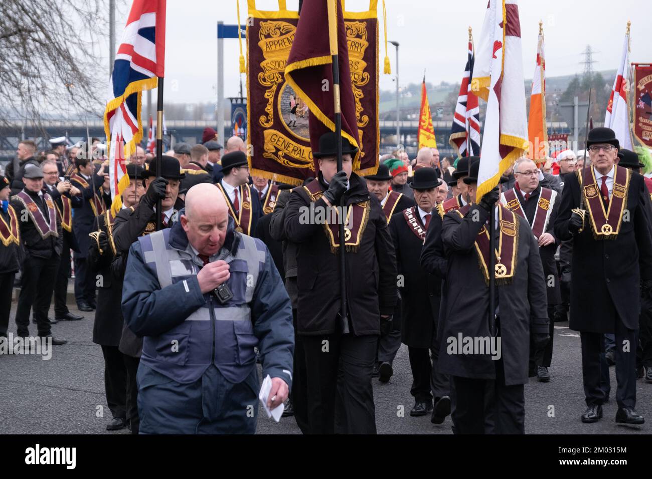 Londonderry, Großbritannien. 3. Dezember 2022. General Committee of the Apprentice Boys of Derry verlässt Waterside Bahnhof bei Schließung der Gates 2022. Kredit: Steve Nimmons/Alamy Live News Stockfoto