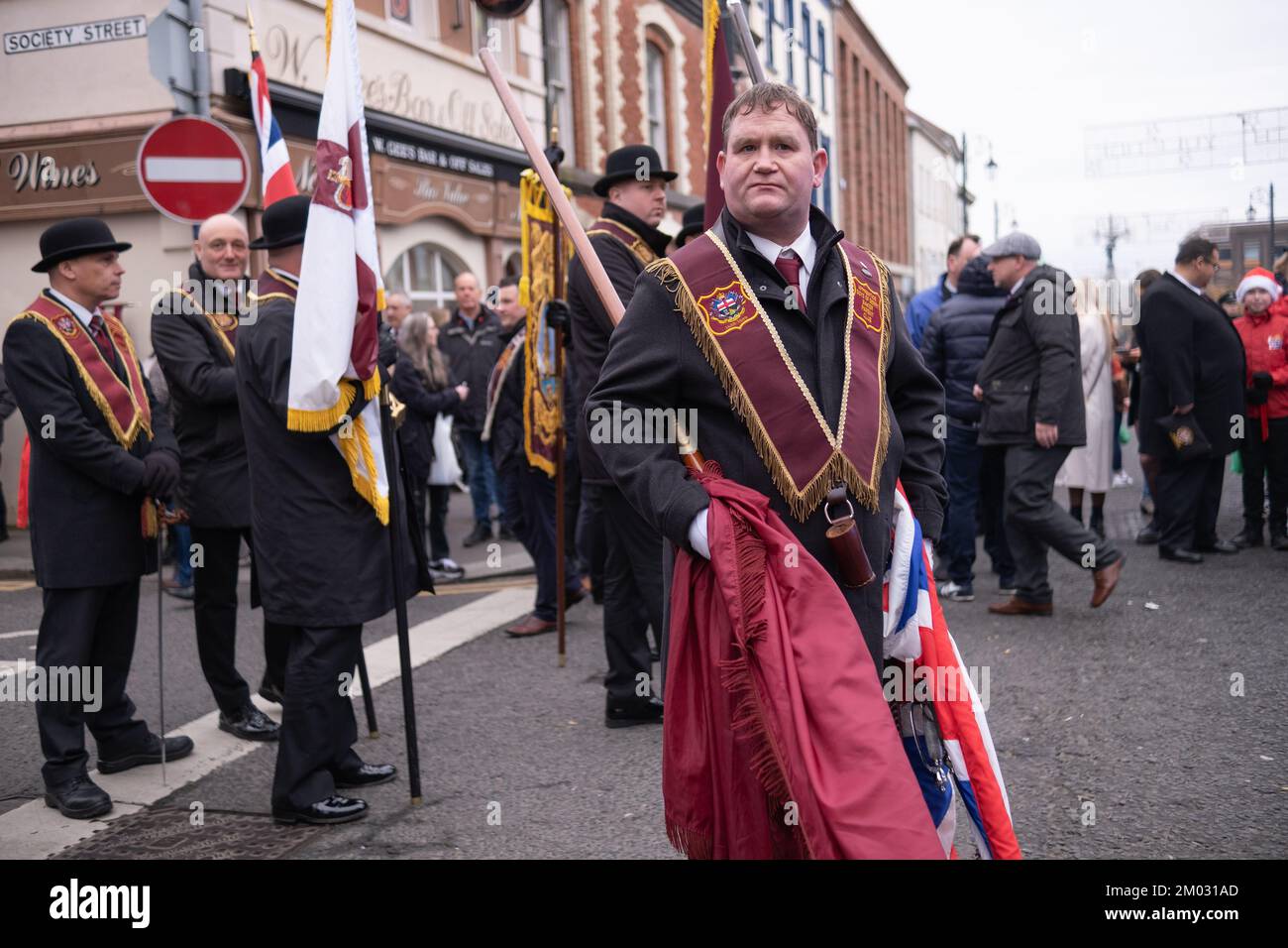 Londonderry, Großbritannien. Dezember 2022. Mitglieder der Apprentice Boys of Derry in purpurroten Insignien mit Fahnen und Bannern, die sich auf die jährliche Schließung der Gates 2022 vorbereiten, was den historischen Beginn der Belagerung von Derry markiert. Quelle: Steve Nimmons/Alamy Live News Stockfoto