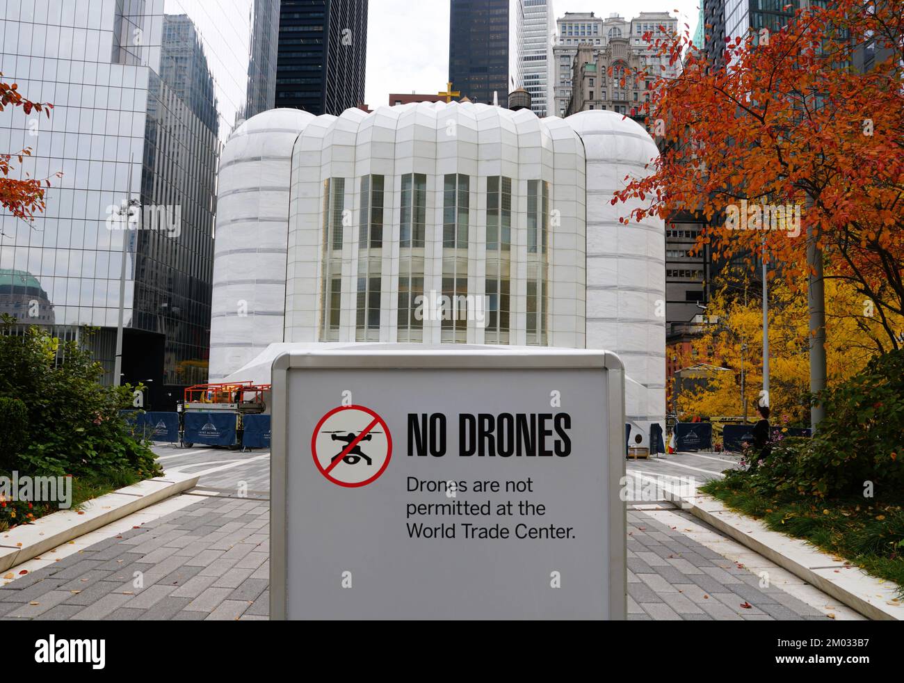 New York City, USA - 31. Oktober 2022 - das Schild „Keine Drohnen“ vor der griechisch-orthodoxen Kirche St. Nikolaus und dem Nationalschrein am W Stockfoto