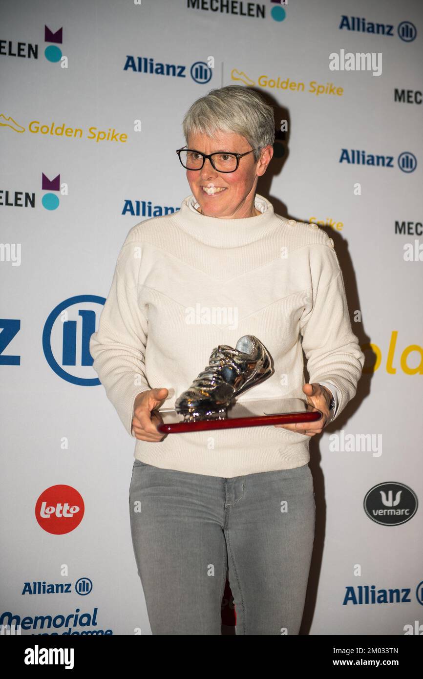 Gewinner des „Handisport Promotion Award“, Mieke Van Thuyne, posiert für die Fotografen bei der Zeremonie der „Golden Spike“-Sportpreise am Samstag, den 03. Dezember 2022 in Mechelen. BELGA FOTO LUCIEN LAMBOTTE Stockfoto