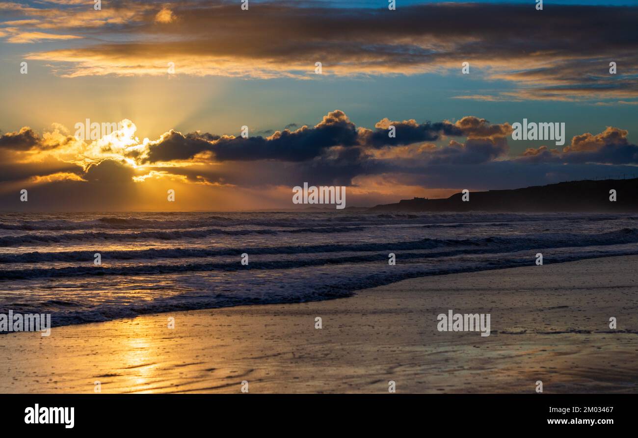 Die Sonne geht an einem Wintermorgen über der Nordostküste Englands auf Stockfoto