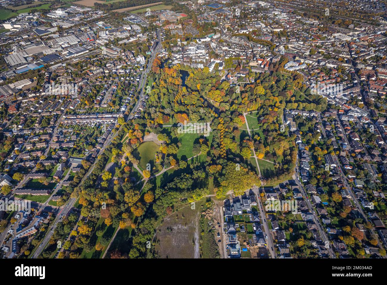 Luftaufnahme, Burgpark Moers, Burg Moers, katholische St.-Josefs-Kirche, Moers, Ruhrgebiet, Nordrhein-Westfalen, Deutschland, DE, Europa, Vergnügungspreis Stockfoto