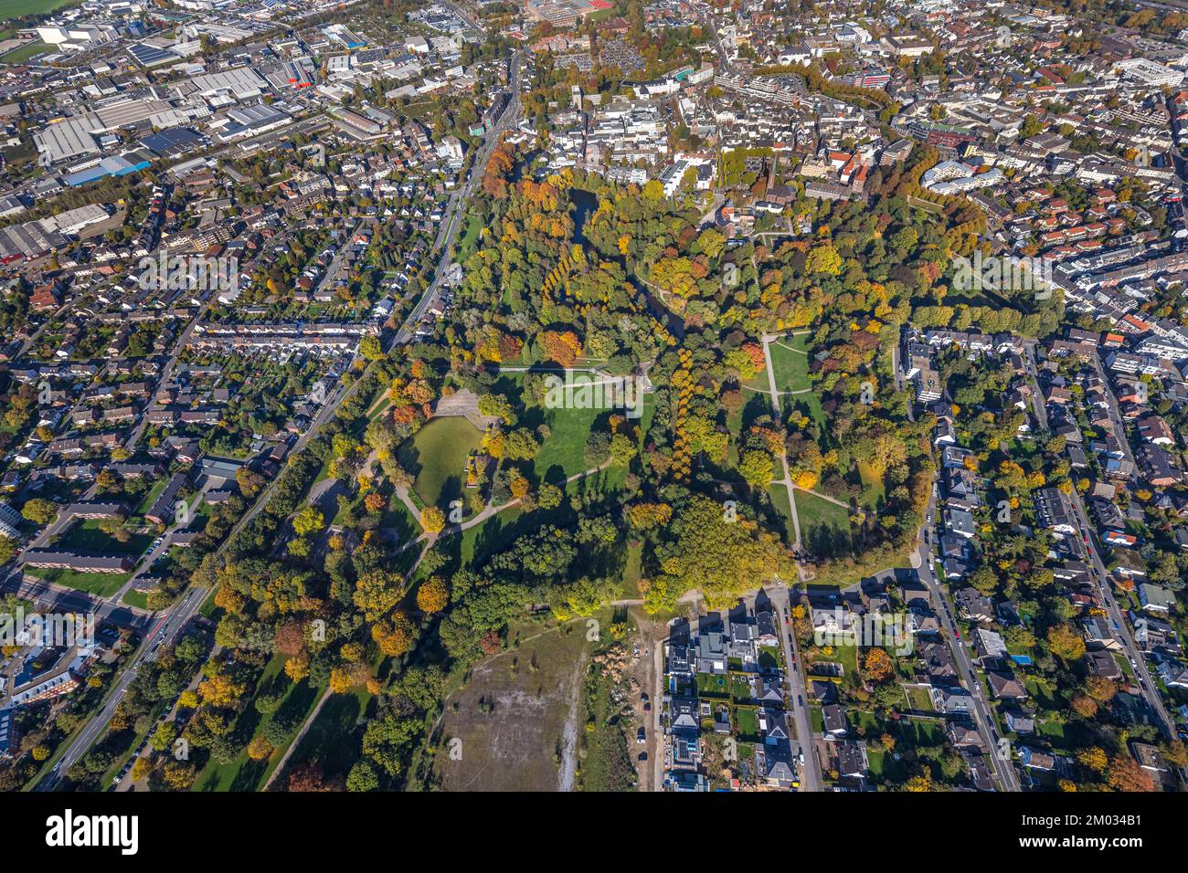 Luftaufnahme, Burgpark Moers, Burg Moers, katholische St.-Josefs-Kirche, Moers, Ruhrgebiet, Nordrhein-Westfalen, Deutschland, DE, Europa, Vergnügungspreis Stockfoto