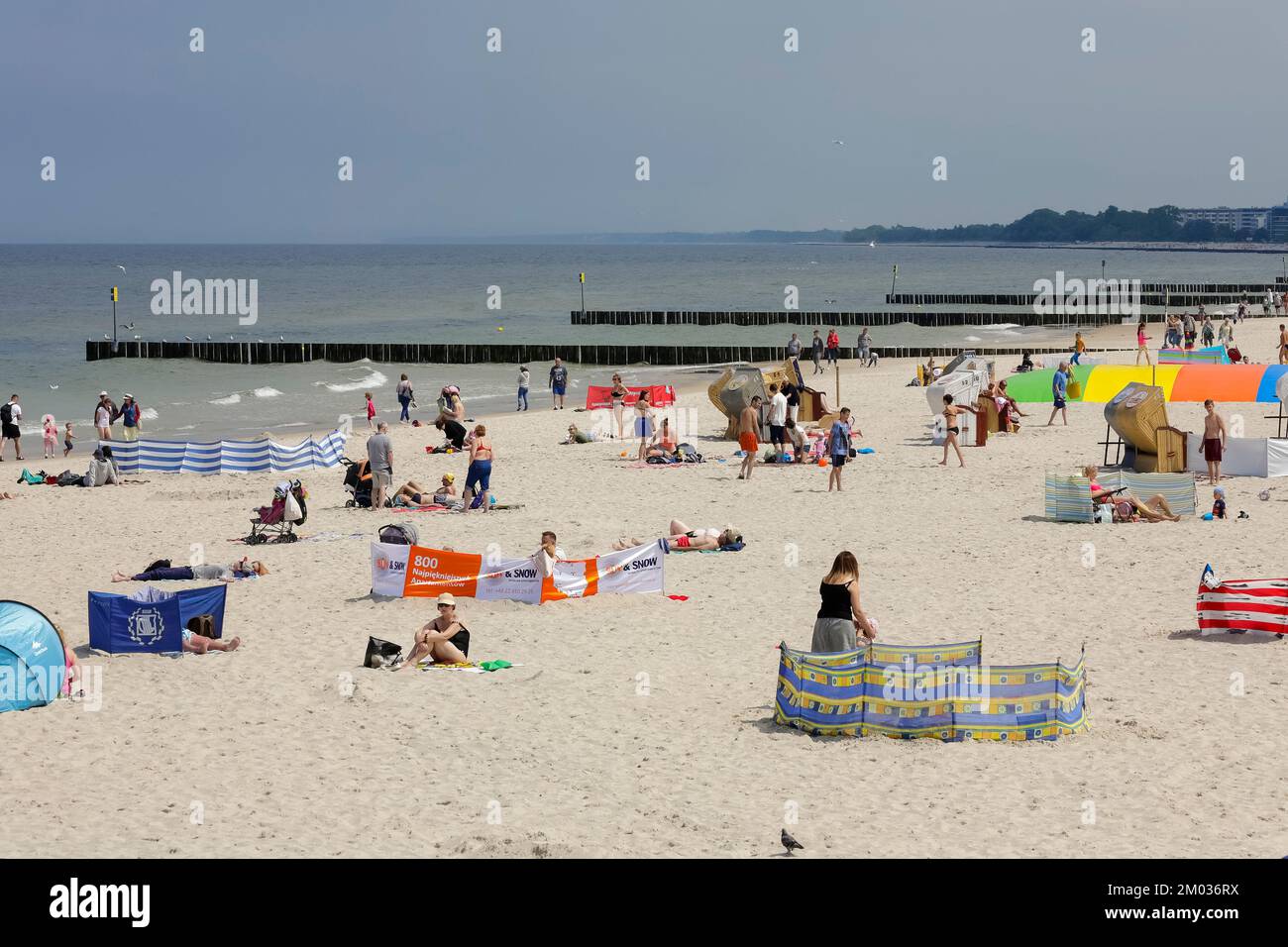 Kolobrzeg, Polen - 19. Juni 2016: Unbekannte Urlauber entspannen sich und sonnen sich am Ufer der Ostsee Stockfoto