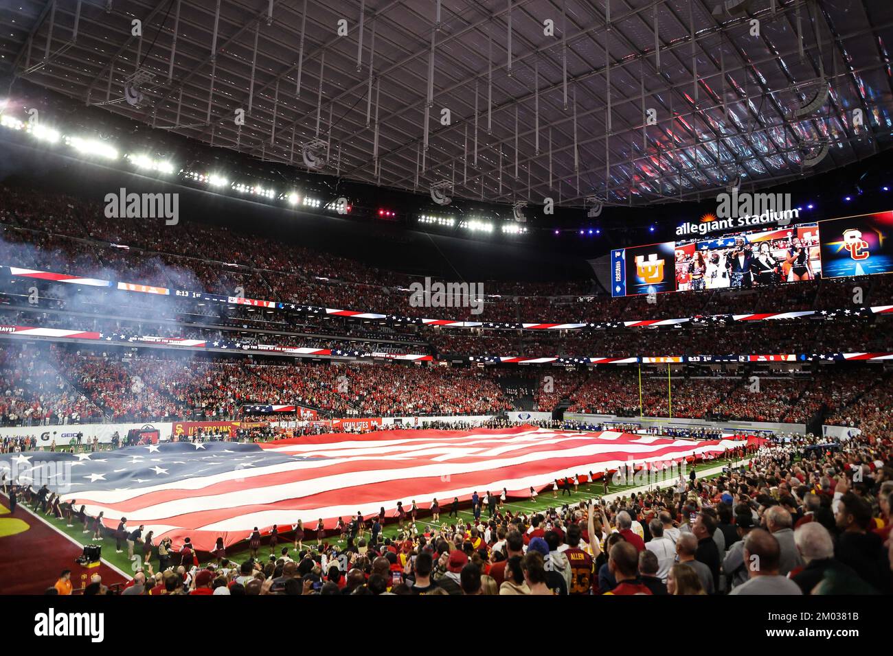 Las Vegas, NV, USA. 2.. Dezember 2022. Vor dem Beginn des Pac-12-Meisterschaftsspiels mit den Utah Utes und den USC-Trojanern im Allegiant Stadium in Las Vegas, NV, deckt die American Flag das Feld ab. Christopher Trim/CSM/Alamy Live News Stockfoto