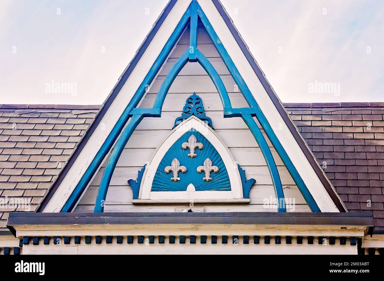 Fleurs-de-LIS und andere architektonische Details schmücken die Dachgabel eines Hauses im French Quarter am 11. November 2015 in New Orleans, Louisiana. Stockfoto