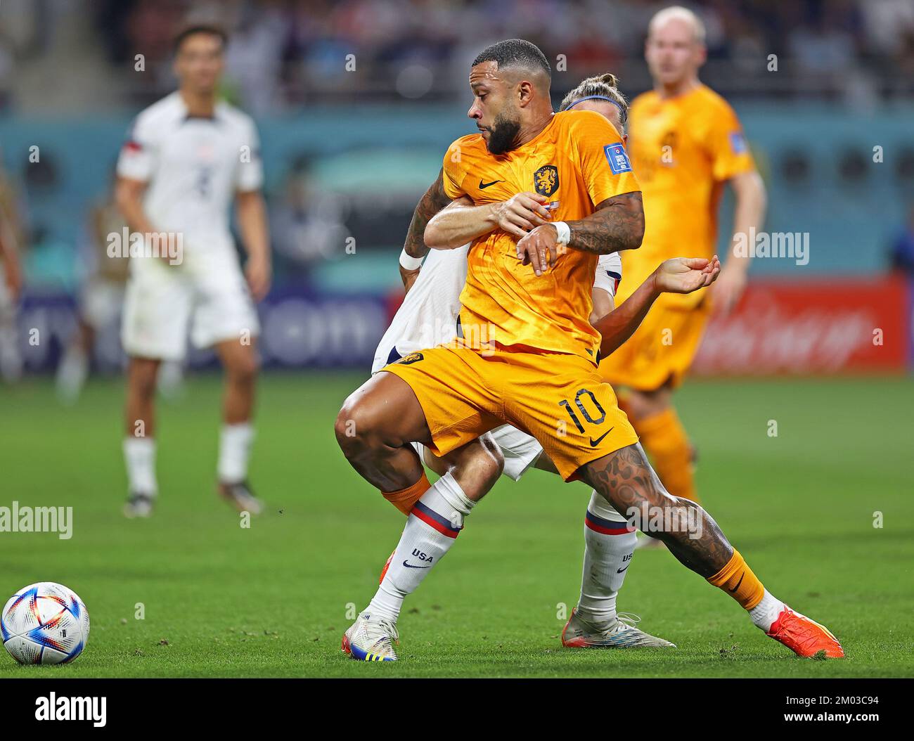 Khalifa International Stadium, Katar. 3.. Dezember 2022. FIFA-Weltmeisterschaft, letzte 16. Runde, Niederlande gegen USA; Memphis Depay of Holland geht an Walker Zimmerman of USA vorbei Credit: Action Plus Sports/Alamy Live News Stockfoto