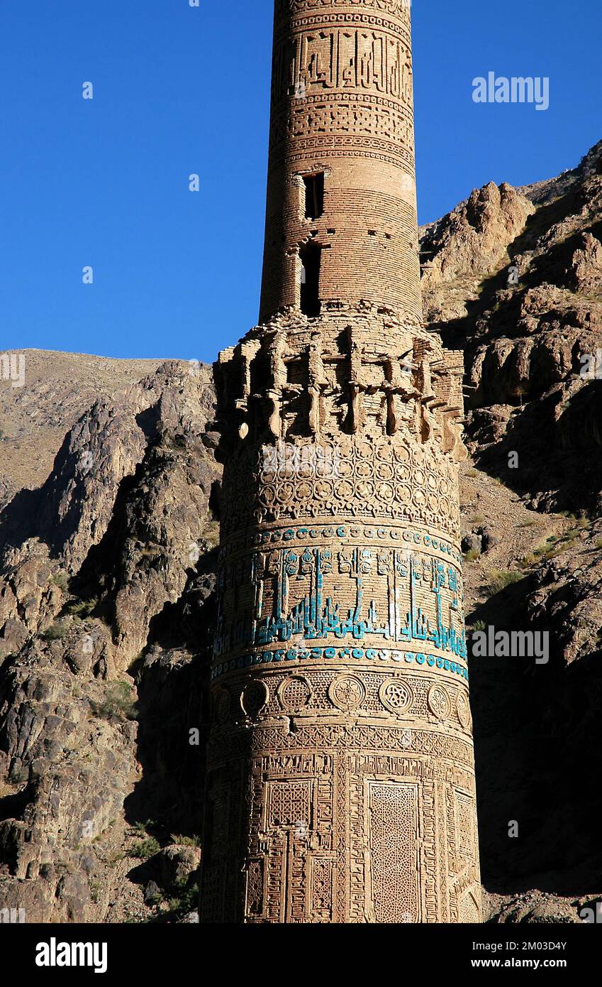 Minarett von Jam, Provinz Ghor in Afghanistan. Das Minarett von Jam zeigt Details der kufischen Inschrift in türkisfarbenen Fliesen. Stockfoto