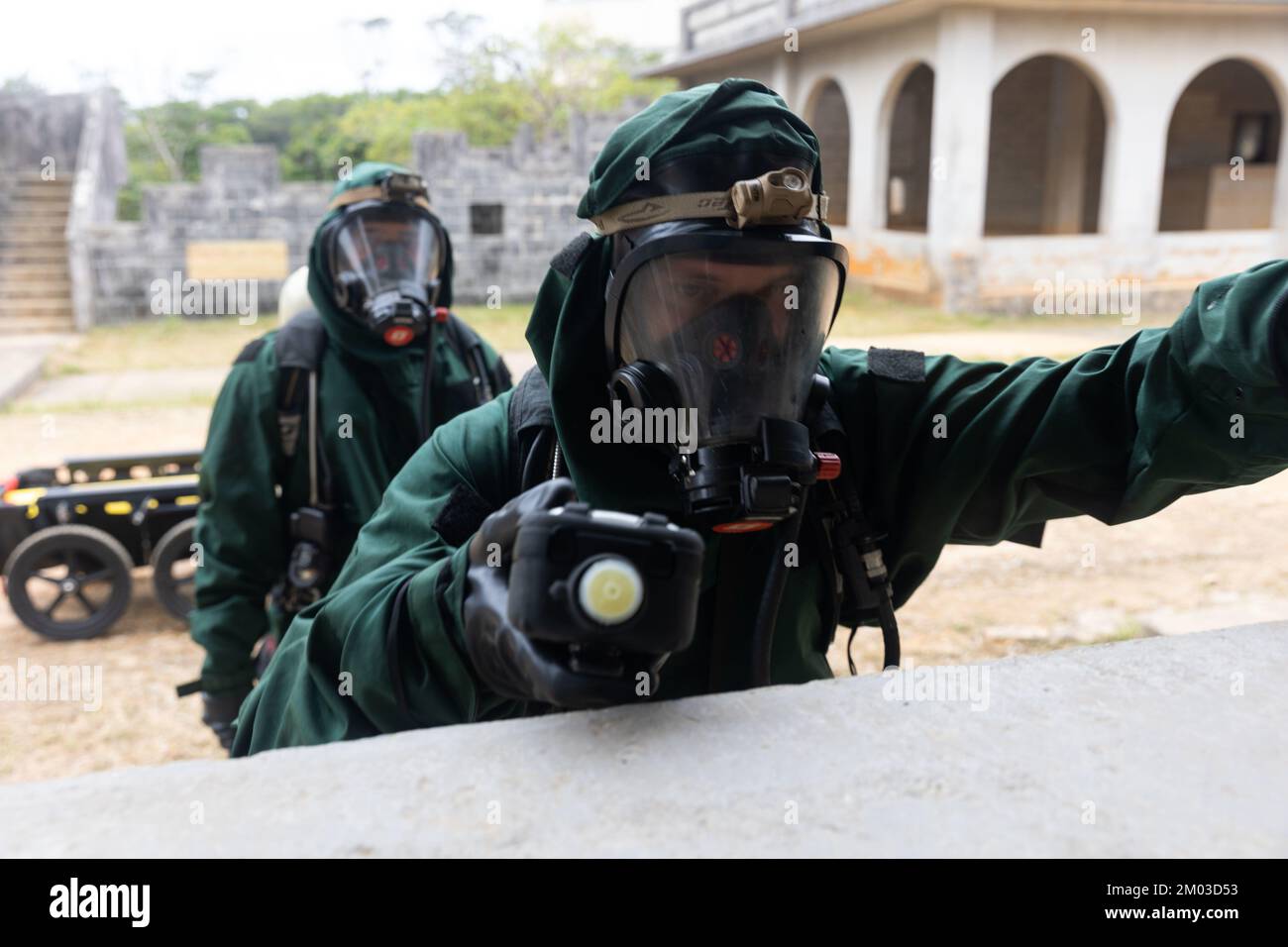 USA David Gonzalez, links und Lance CPL, Cesar Arroyo, rechts, sowohl chemisch, biologisch, radiologisch, Und Nuklearverteidiger-Spezialisten mit dem Kommandoelement, 31. Marine Expeditionary Unit, erforschen während einer simulierten CBRN-Reaktionsübung in Camp Hansen, Okinawa, Japan, am 30. November 2022. Eine Übung mit einem chemischen Reaktionselement testet die Fähigkeit von CBRN, auf verschiedene Operationen zu reagieren, illegale Labore zu untersuchen, die chemische Munition enthalten, und Massenvernichtungswaffen zu bekämpfen, während sie Aufklärung, Dekontamination und schnelles Einsetzen für c durchführen Stockfoto