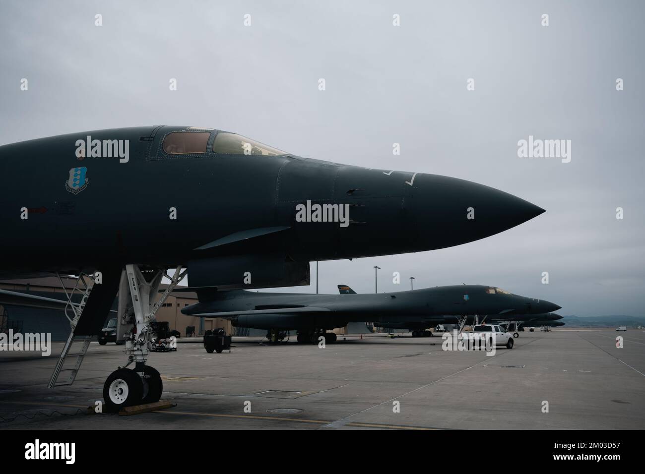 Ein B-1B Lancer, der dem 28.. Bombenflügel zugeteilt wurde, parkt auf dem Luftwaffenstützpunkt Ellsworth, S.D., bevor er an einem Dreibomber-Überflug der B-21 Raider Enthüllung Zeremonie in Palmdale, Kalifornien, teilnahm, 2. Dezember 2022. Der B-21 Raider ist hochgradig anpassungsfähig und kann zukünftige Funktionen schnell integrieren. So bleibt die Plattform relevant und effektiv, wenn sich die Bedrohungslage weiterentwickelt. (USA Air Force Foto von Senior Airman Austin McIntosh) Stockfoto