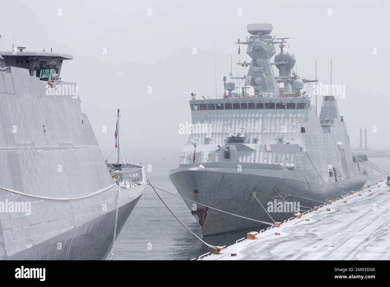 Gdynia, Polen. 3.. Dezember 2022 HDMS Esbern Snare F342, dänische Fregatte der Absalon-Klasse und HNLMS Tromp F803, niederländische Fregatte der De Zeven Provinciën-Klasse der ständigen NATO Maritime Group One SNMG1 © Wojciech Strozyk / Alamy Live News Stockfoto