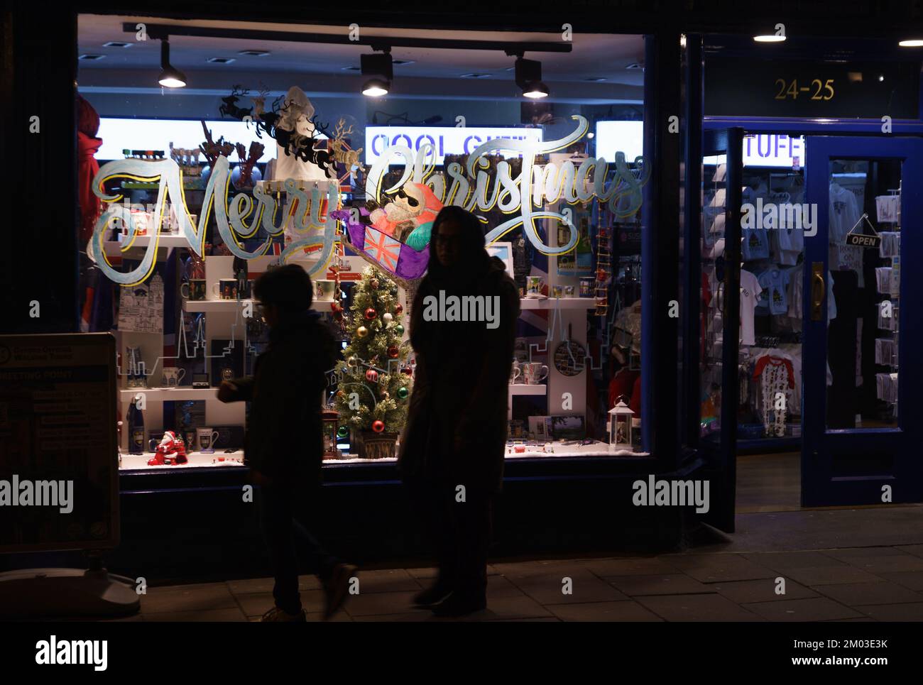 Weihnachtsfenster in Oxford, Großbritannien bei Nacht. Läden bleiben später geöffnet und hoffen, den Umsatz über Weihnachten zu steigern.ABBILDUNG: Coole Ladenfront in Britannia. Stockfoto