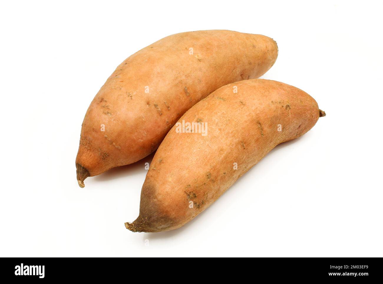 Zwei Süßkartoffeln auf weißem Hintergrund isoliert Stockfoto
