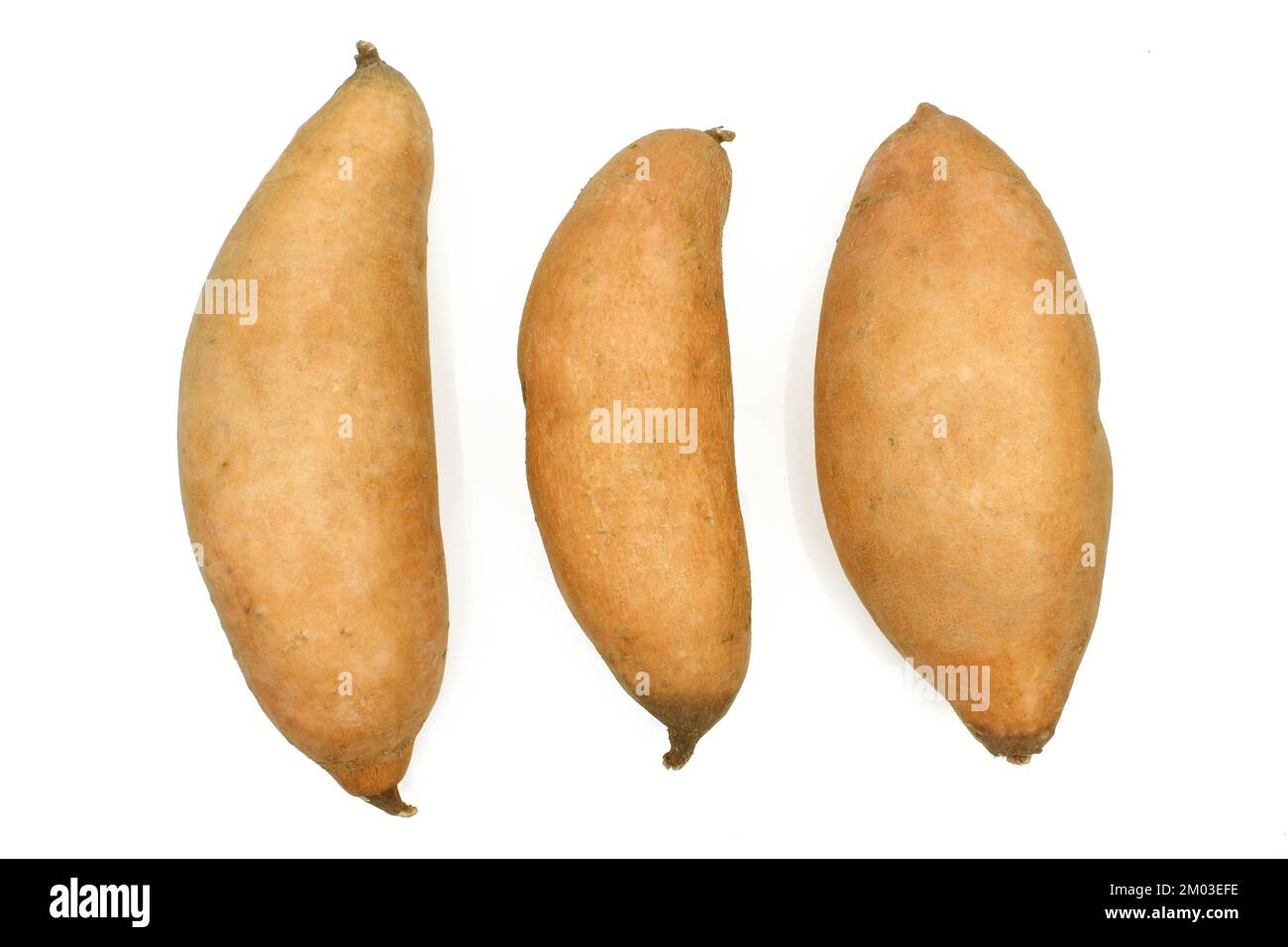 Drei Süßkartoffeln, isoliert auf weißem Hintergrund Stockfoto