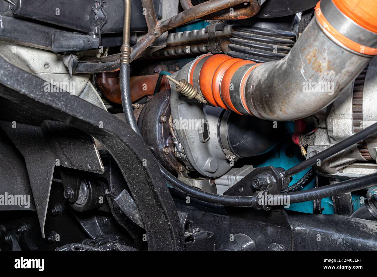 Turbolader am Dieselmotor eines großen Lkws. Reparatur, Wartung und Service von Kfz-Motoren. Stockfoto