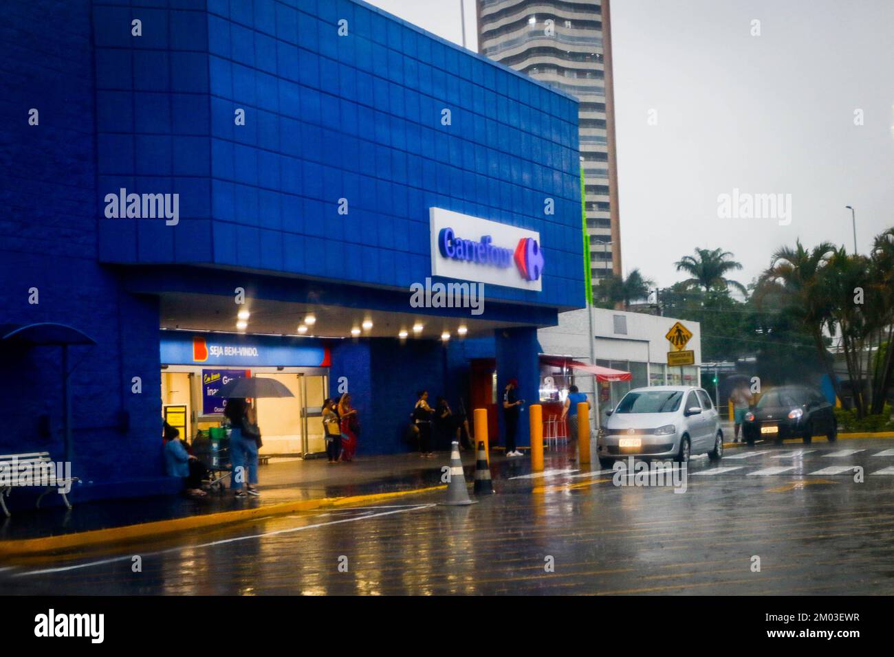 Osasco, Brasilien. 03.. Dezember 2022. Der GROSSE Supermarkt (früher Walmart), der sich in der zentralen Region Osasco im Großraum São Paulo befindet, wird zu Carrefour und soll bald unter dem neuen Banner eröffnet werden. Die Maßnahme ist Teil des Carrefour-Projekts, das 2,1 Mrd. BRL in die Umwandlung von 124 Einheiten der GROSSEN Gruppe nach der Übernahme der Kette investierte, die im Juni dieses Jahres abgeschlossen wurde. Kredit: Aloisio Mauricio/FotoArena/Alamy Live News Stockfoto