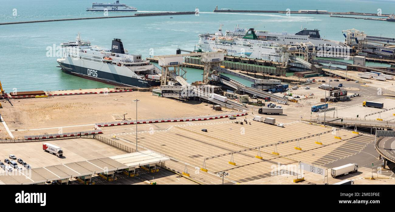 Dover, Kent, Großbritannien, 25. August 2022 Luftaufnahme des Hafens von Dover mit vielen Fähren und Kreuzfahrtschiffen, die Dover ein- und verlassen Stockfoto