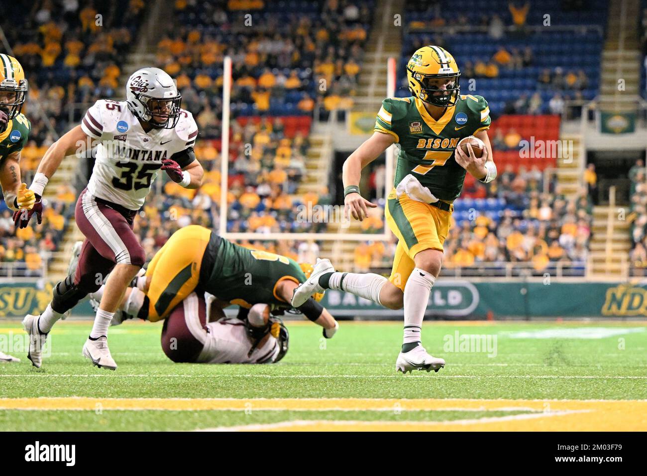 Der Quarterback Cam Miller (7) von North Dakota State Bison läuft im ersten Quartal eines zweitmaligen Playoff-Spiels der NCAA FCS zwischen der University of Montana Grizzlies und dem North Dakota State Bison im Fargo Dome, Fargo, ND, am Samstag, den 3. Dezember 2022. NDSU führt 21-13 in der Halbzeit an. Russell Hons/CSM Stockfoto