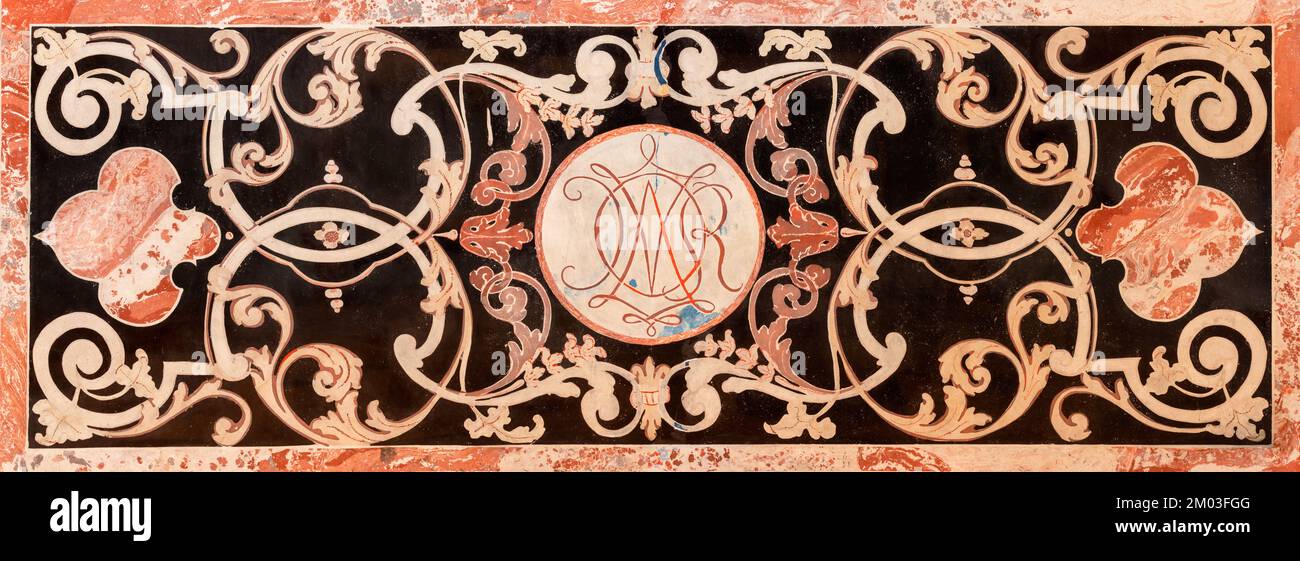 LUZERN, SCHWEIZ - JUNY 24, 2022: Das barocke Steinmosaik (Pietra Dura) Marianischer Initialen am Seitenaltar der Jesuitenkirche aus dem Jahre 17. Cent. Stockfoto