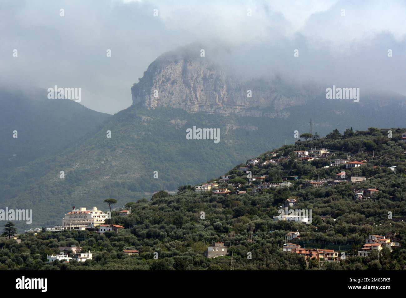 Häuser in den Hügeln und Bergen über der süditalienischen Küstenstadt Sorrento in Italien. Stockfoto