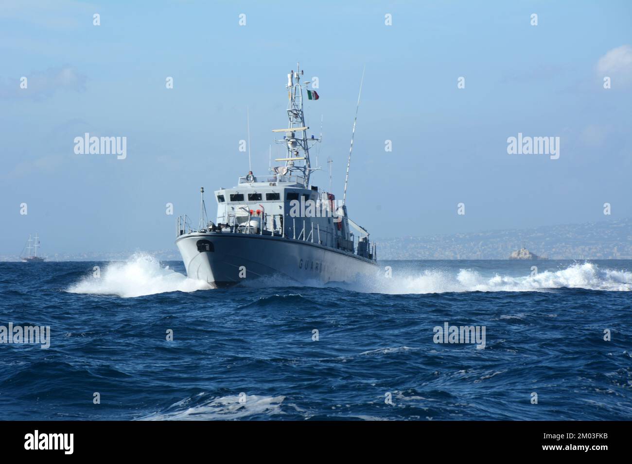 Und die italienische Küstenwache (Guardia Costiera) patrouilliert die Mittelmeergewässer der Amalfiküste, nahe Sorrent, Kampanien, Italien. Stockfoto