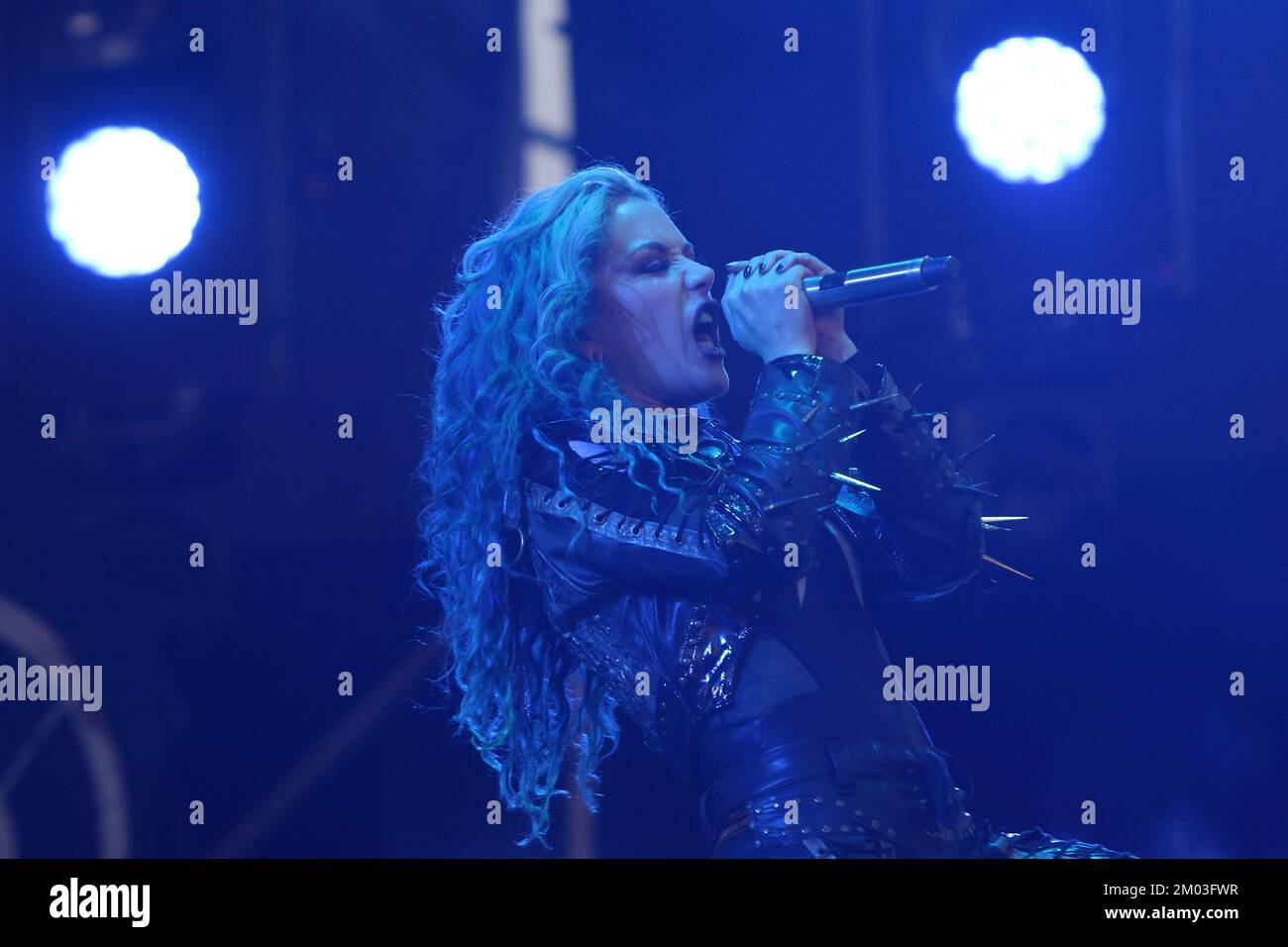 Toluca, Mexiko. 2.. Dezember 2022. Alissa White-Gluz Leadsängerin der Death Metal Swedish Band Arch Enemy tritt auf der Bühne während der ''˜Hell and Heaven Metal Fes't im Pegasus Forum auf. Am 2. Dezember 2022 in Toluca, Mexiko. (Kreditbild: © Carlos Santiago/Eyepix via ZUMA Press Wire) Stockfoto