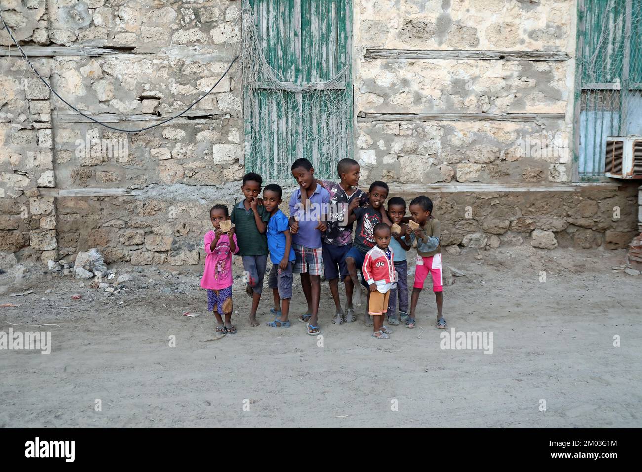 Eritreische Kinder, die in den zerstörten Ruinen des alten Massawa leben Stockfoto