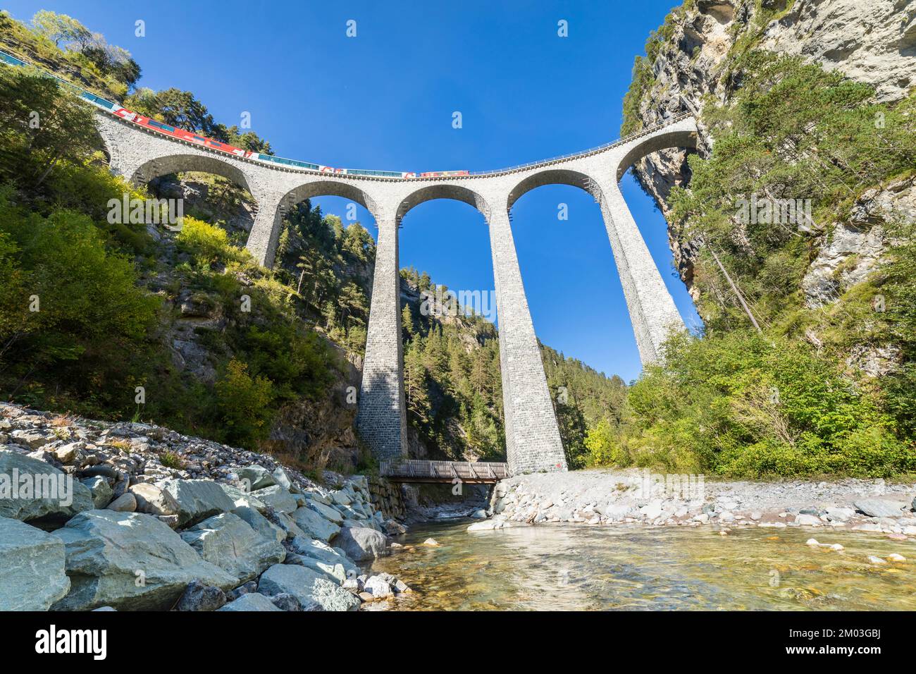 Schweizer Zug über die Landwasserbrücke in den alpen, Graubunden, Schweiz Stockfoto