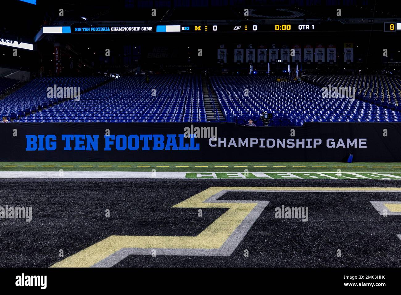 Indianapolis, Indiana, USA. 03.. Dezember 2022. Ein allgemeiner Blick auf den Sitzbereich während des NCAA-Fußballspiels zwischen den Purdue Boilermakers und den Michigan Wolverines im Lucas Oil Stadium in Indianapolis, Indiana. John Mersits/CSM/Alamy Live News Stockfoto