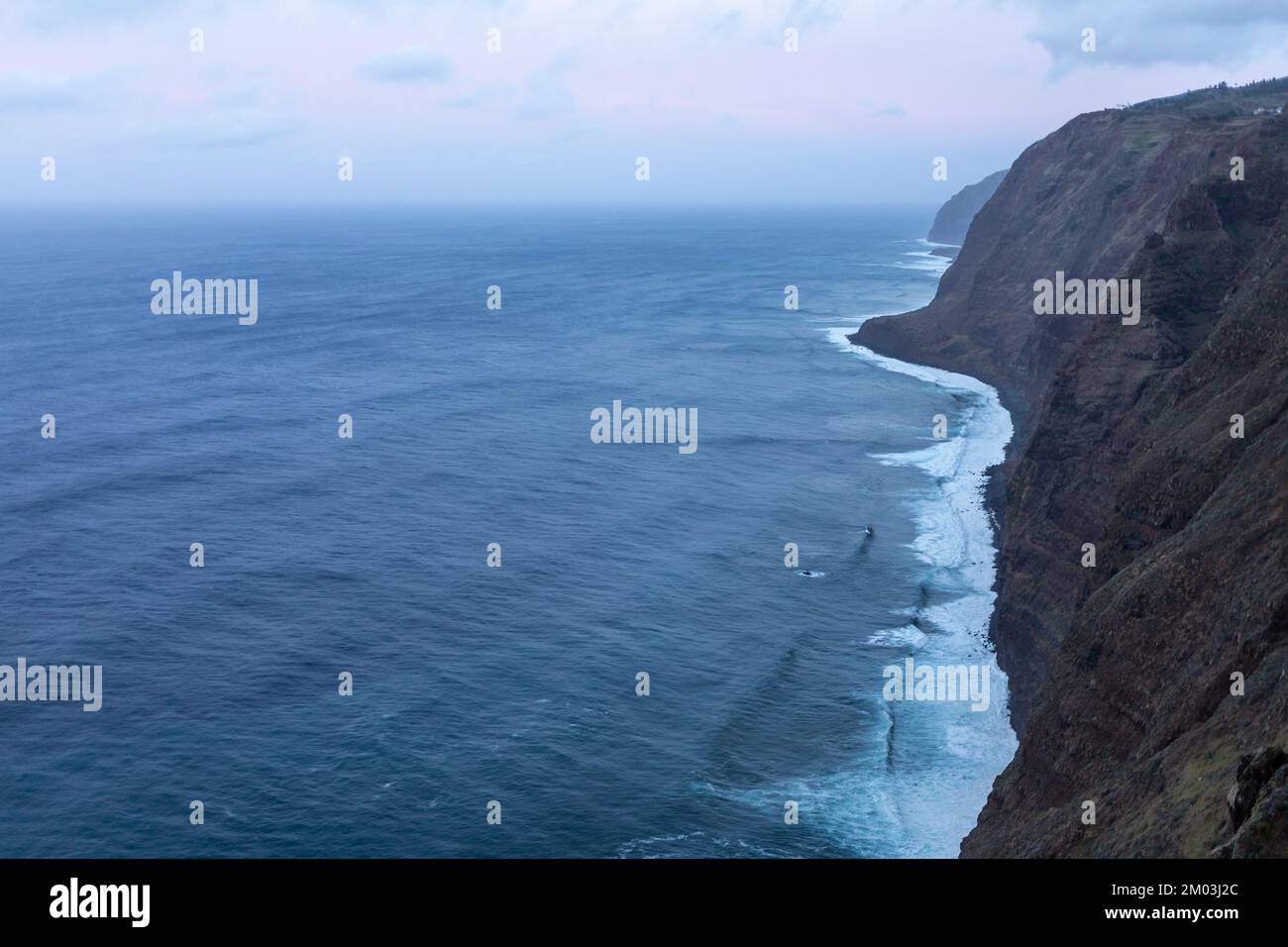 Blick auf den Sonnenuntergang, Meer und Felsen, wunderschöner Hintergrund Stockfoto