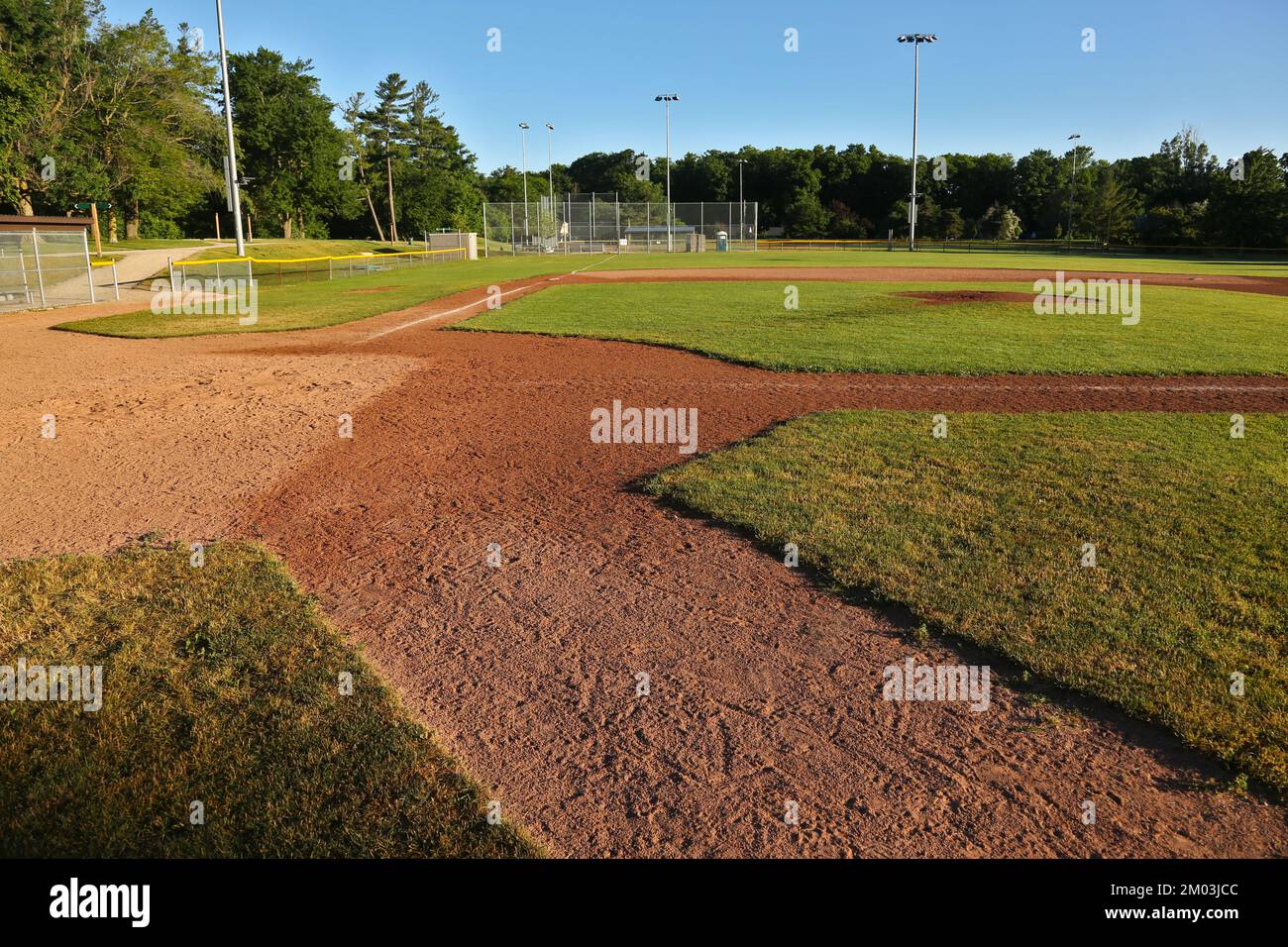 Ein Weitwinkelblick auf das Baseballfeld, das früh am Morgen aufgenommen wurde. Stockfoto
