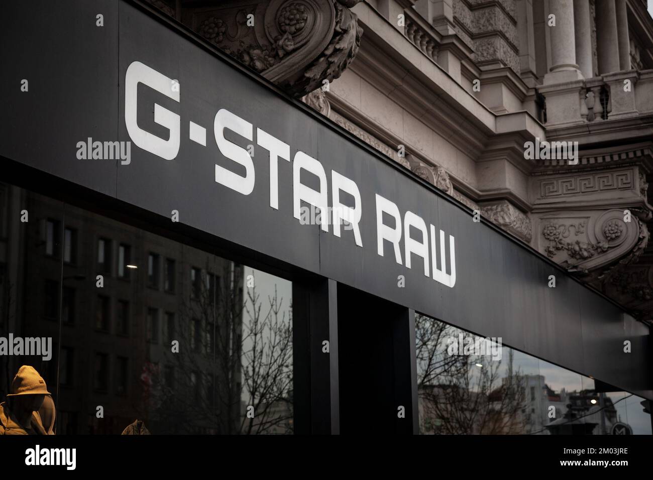 Modehaus G-Star Raw am Neumarkt, Köln, Deutschland. Modegeschaeft G-Star  Raw am Neumarkt, Köln, Deutschland Stockfotografie - Alamy