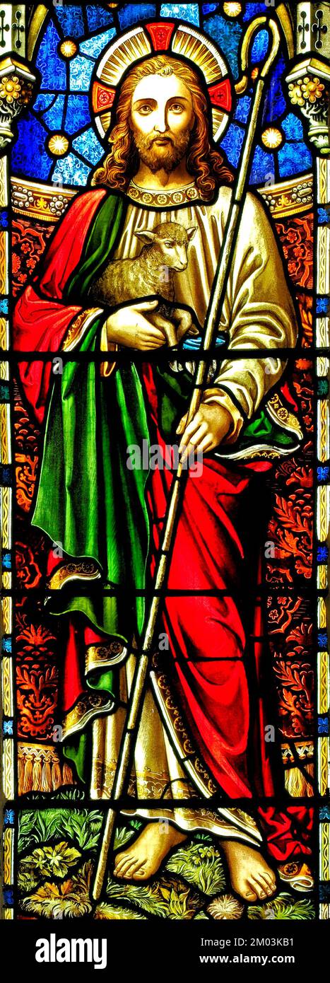 Der gute Hirte, mit Lamm und Gauner, Buntglasfenster. Von E... R. Suffling, Ende des 19.. Jahrhunderts, Fakenham-Kirche, Norfolk, England Stockfoto