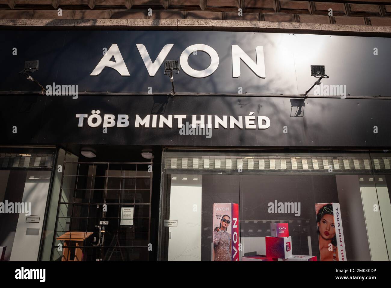 Bild eines Schildes mit dem Logo von Avon Cosmetics auf dem Hauptgeschäft für Budapest, Ungarn. Avon Products, Inc. Oder einfach Avon genannt, ist ein Americ Stockfoto