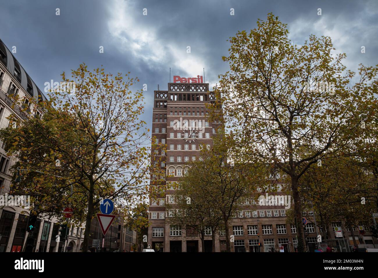 Bild des wilhelm-marx-haus-Turms in Düsseldorf, mit dem Logo von Persil-Waschmittel. Persil ist eine deutsche Marke für Waschmittel ma Stockfoto