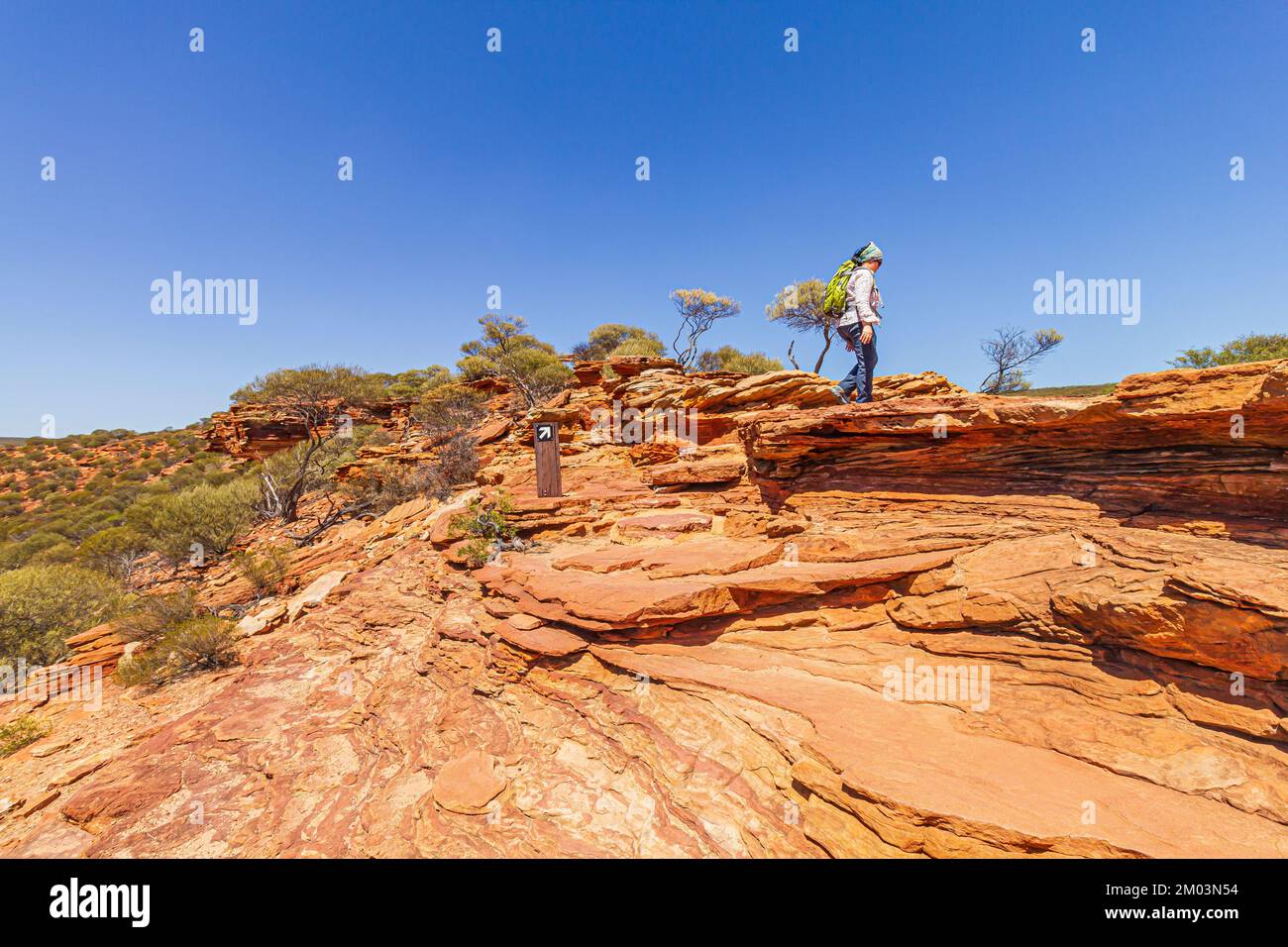 Einsame Wanderer auf der Sandsteinoberfläche des Nature Window Trail im Kalologi-Nationalpark, Australien. Stockfoto