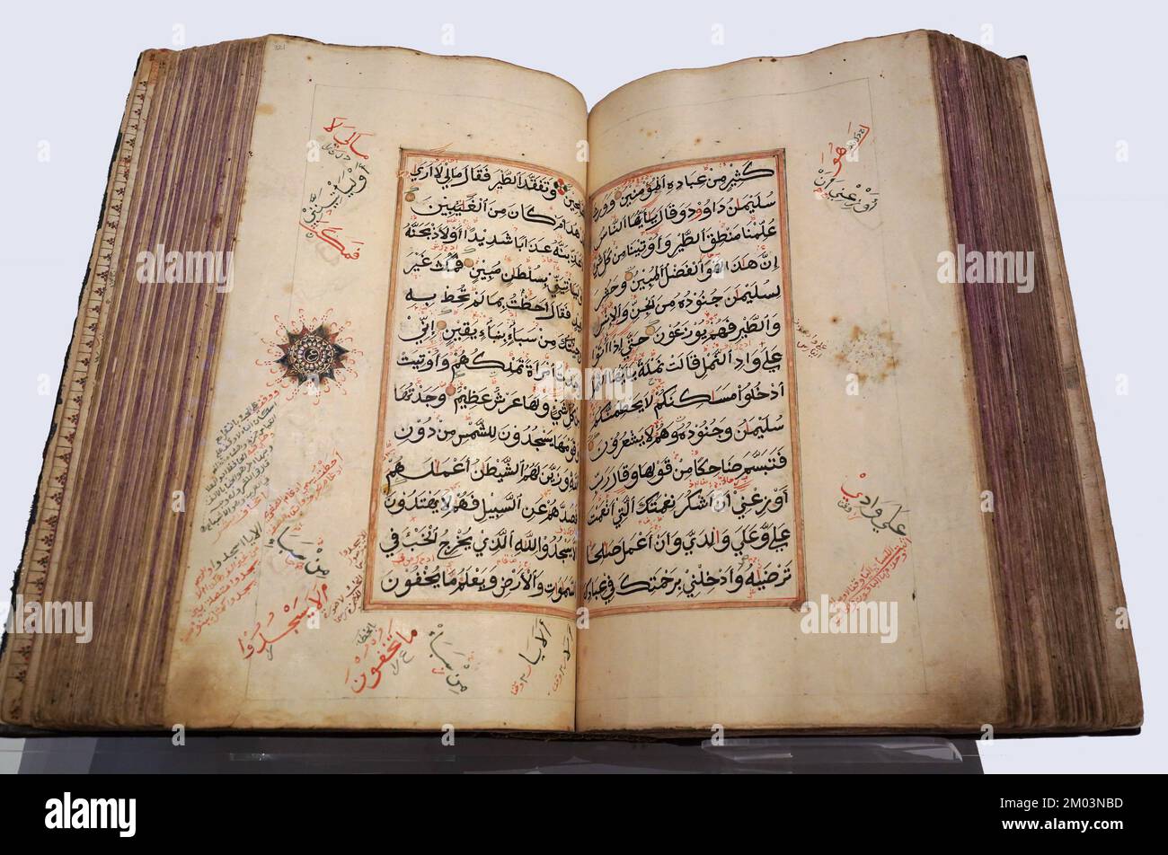 Toronto, Kanada - Dezember 2022: Altes handgeschriebenes Manuskript des Koran, des heiligen Buches des Islam, in der Sammlung des Aga Khan Museums Stockfoto