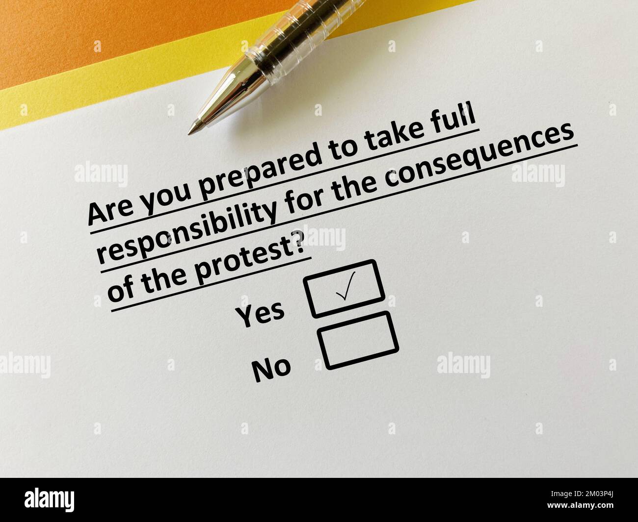 Eine Person beantwortet die Frage nach Protest und sozialer Bewegung. Er ist bereit, die volle Verantwortung für die Folgen des Protests zu übernehmen. Stockfoto