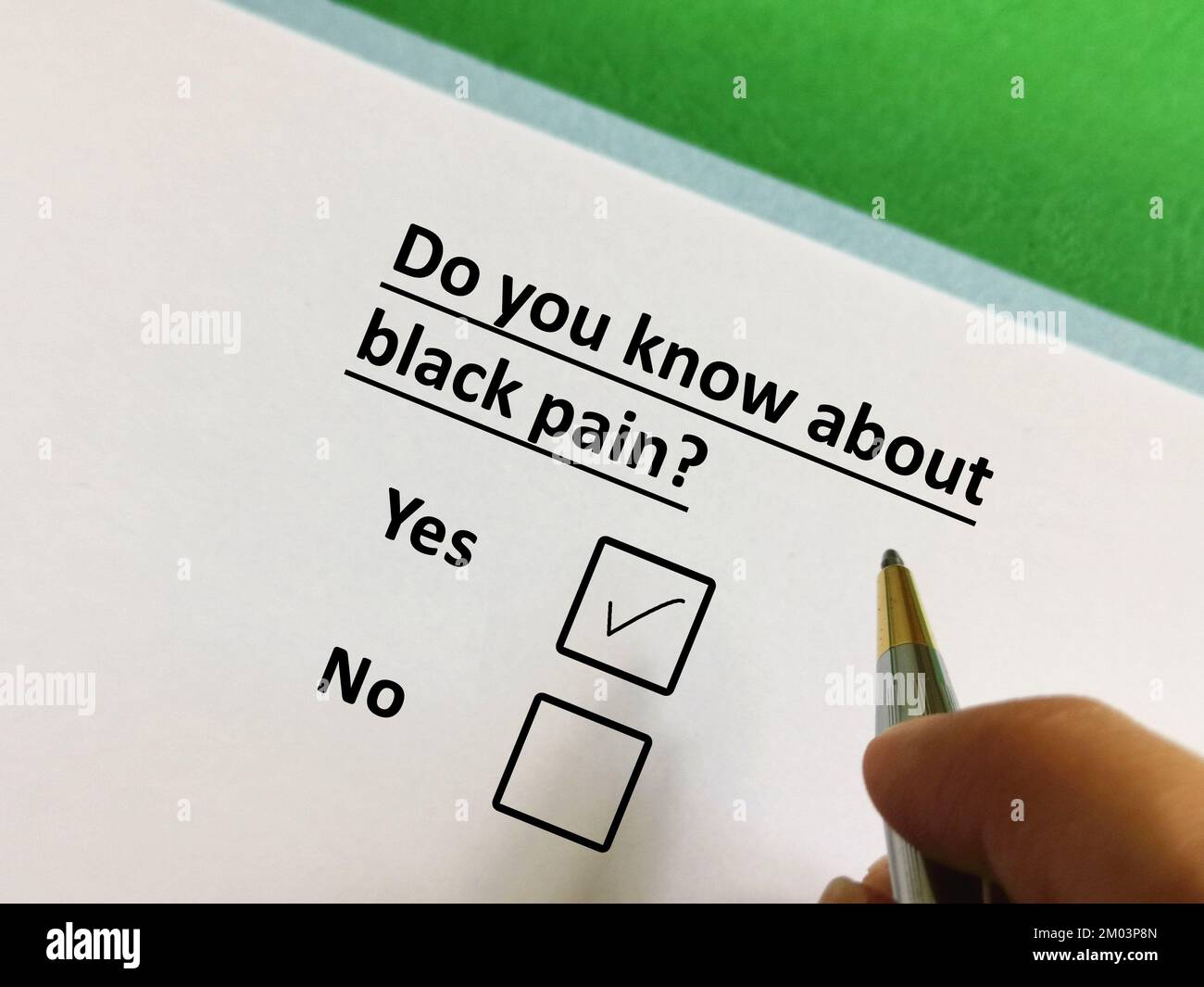 Eine Person beantwortet die Frage nach Protest und sozialer Bewegung. Er weiß von schwarzem Schmerz. Stockfoto