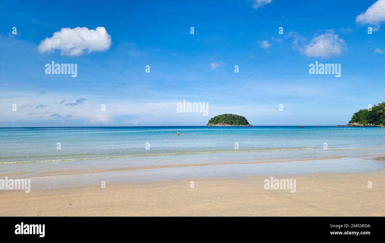Kata Beach Phuket Thailand an einem sonnigen Tag mit blauem Himmel Stockfoto