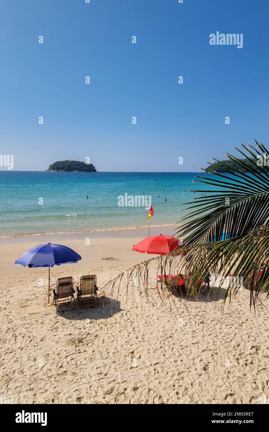 Kata Beach Phuket Thailand an einem sonnigen Tag mit blauem Himmel Stockfoto