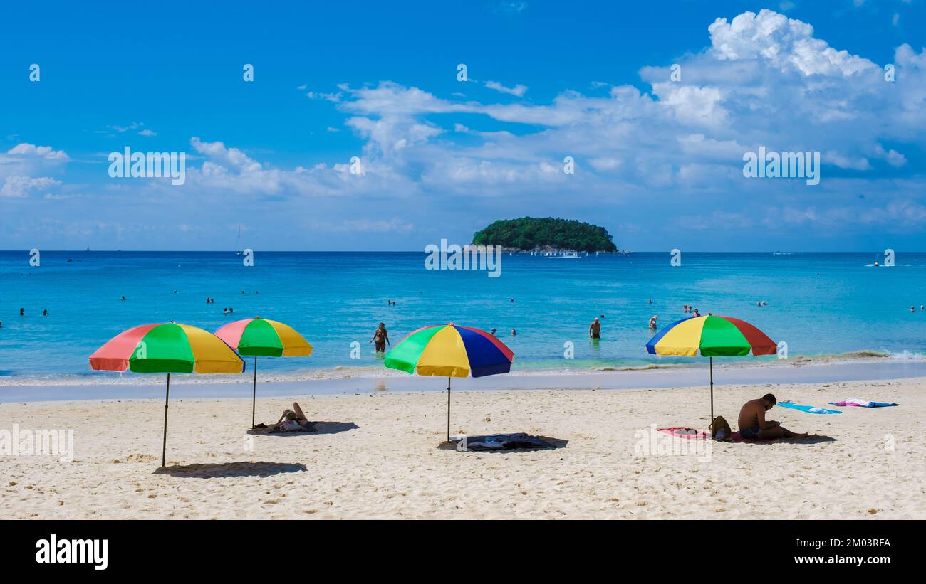 Kata Beach Phuket Thailand 2022. November, Vollstrand in der Hauptsaison an einem sonnigen Tag mit blauem Himmel Stockfoto